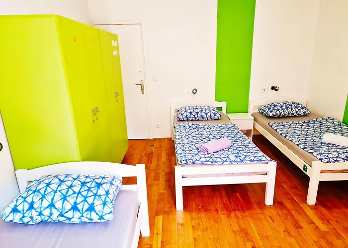 Croparadise Hostel *