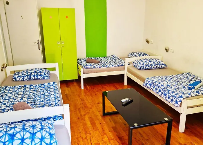 Croparadise Hostel *